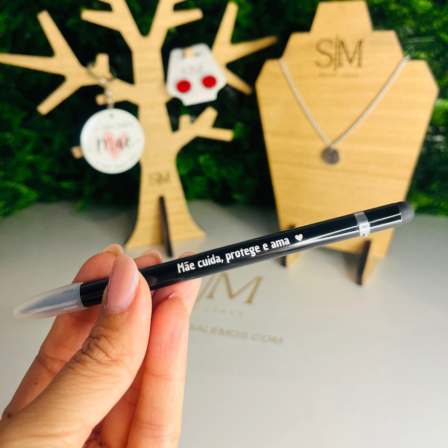 Lápis Infinito – “Mãe cuida, protege e ama”