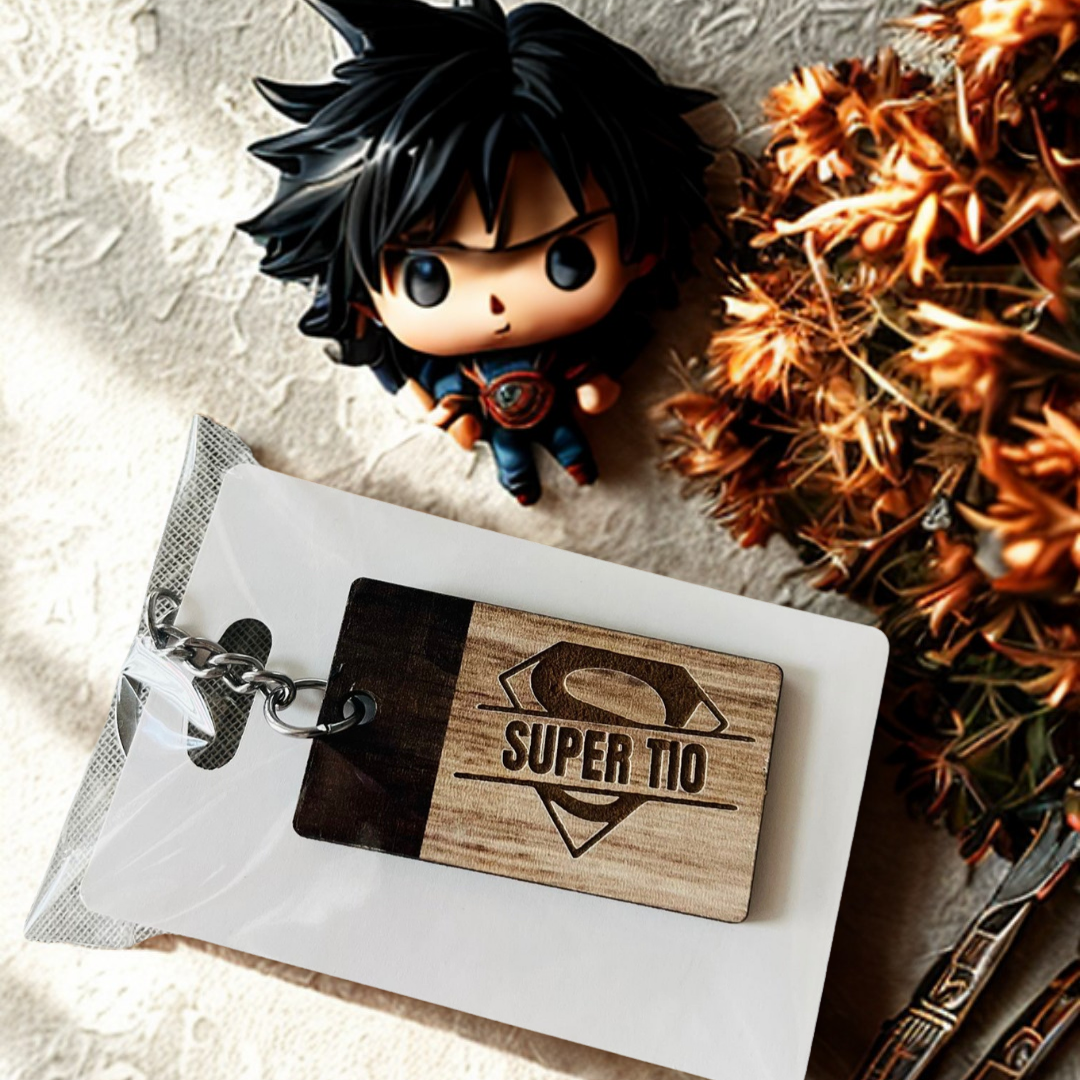 Porta chaves em madeira e aço inoxidável, a dizer super TIO