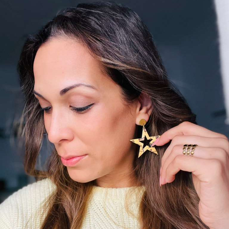 Brincos luzia, lindos, com fundo amarelo e preto, em forma de estrela