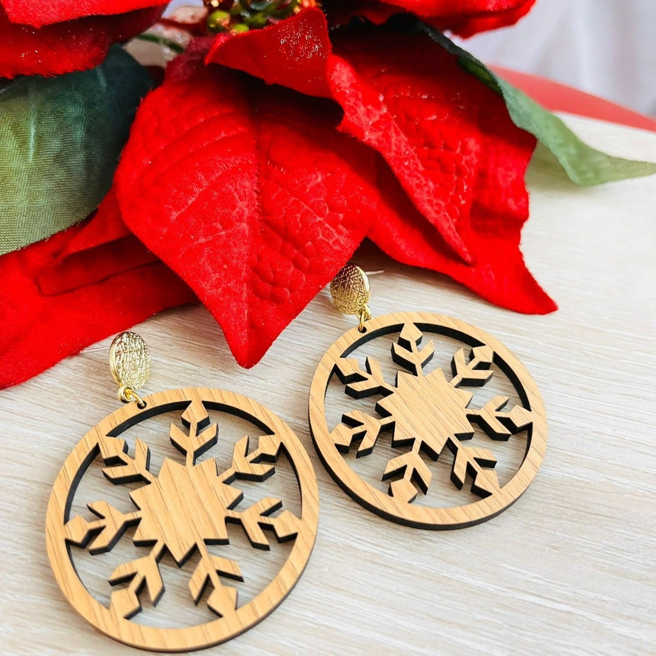 Brincos feitos à mão, em fibra de madeira, alusivos ao natal