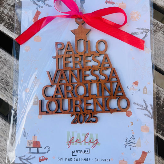 Árvore de Natal em MDF Escuro – Personalizada com Nomes da Família