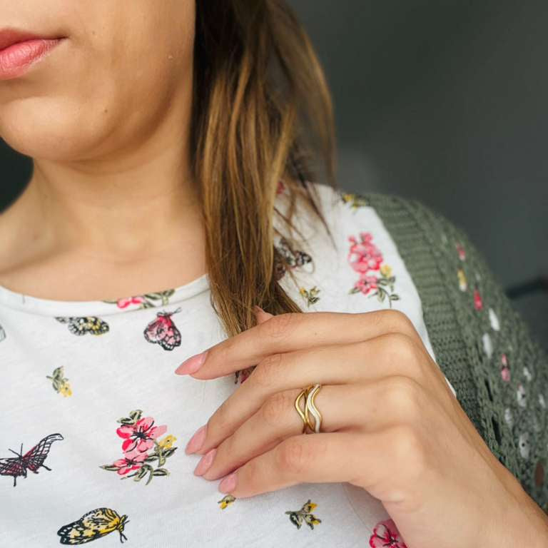 Anel lindo dourado e branco