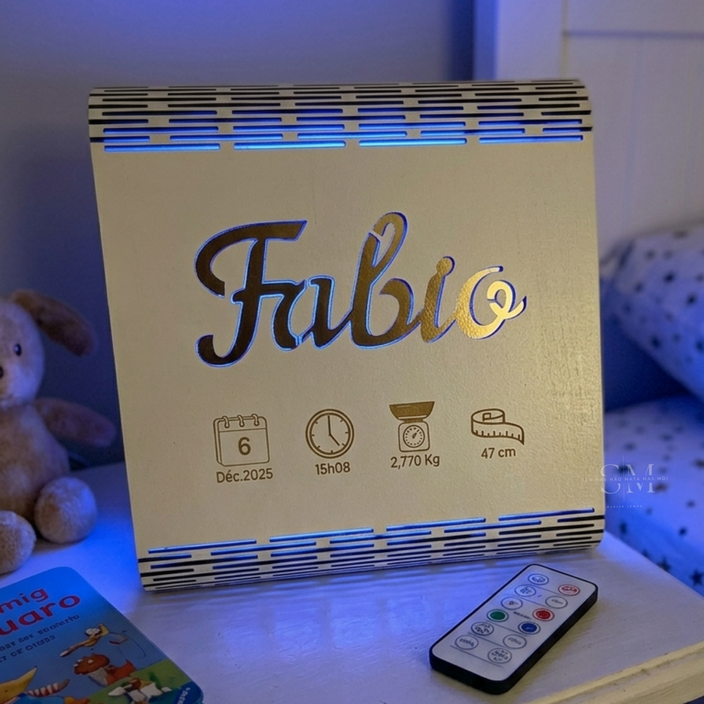 Candeeiro LED de acrílico gravado com os detalhes do nascimento do bebé: nome, peso e hora.