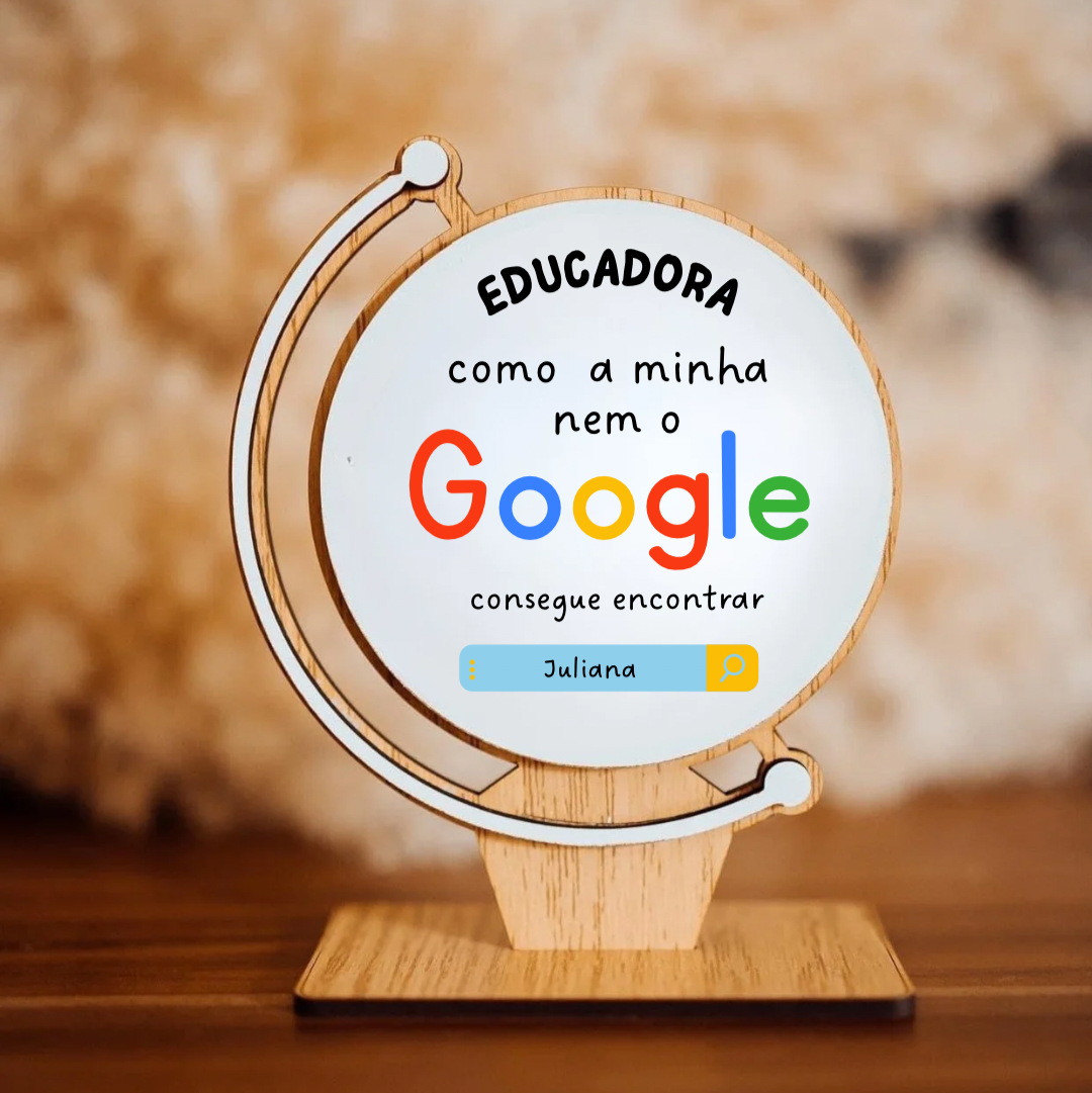 um troféu em forma de globo personalizado para a educadora