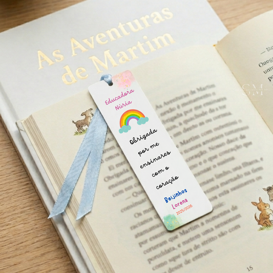 Marcador de páginas elegante para educadora colocado dentro de um livro de histórias.
