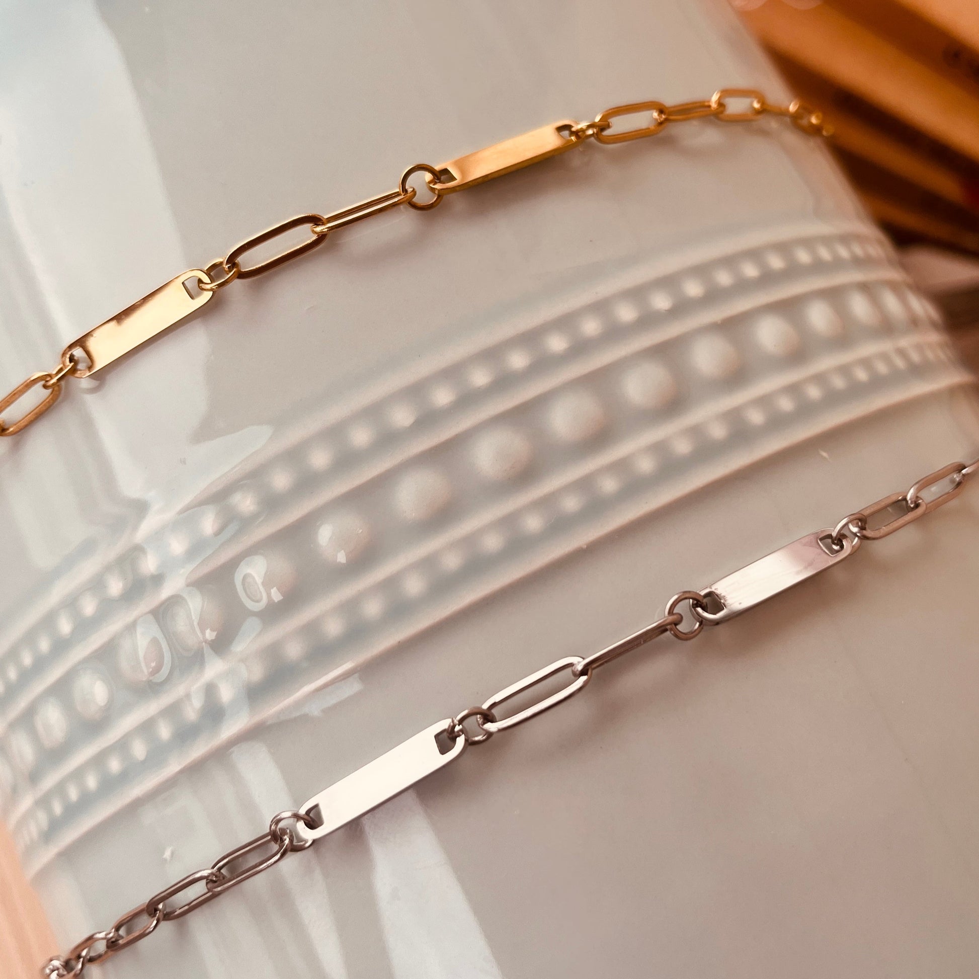 Pulseira personalizada paper clip – detalhe das chapas gravadas
