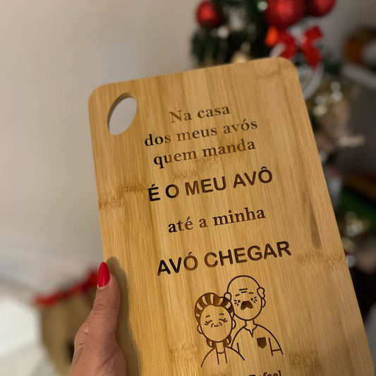 Uma tábua de bambu engraçada para oferecer aos avós
