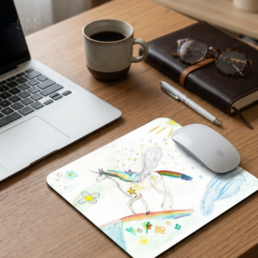 Tapete de rato personalizado com um desenho colorido feito por uma criança.